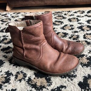 UGG Neevah brown leather side zip ankle boots woman’s size 9
